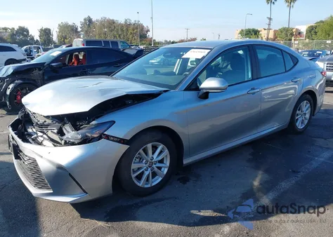 2025 Toyota Camry Le z USA, uszkodzony, nr VIN 4T1DAACK2SU067434